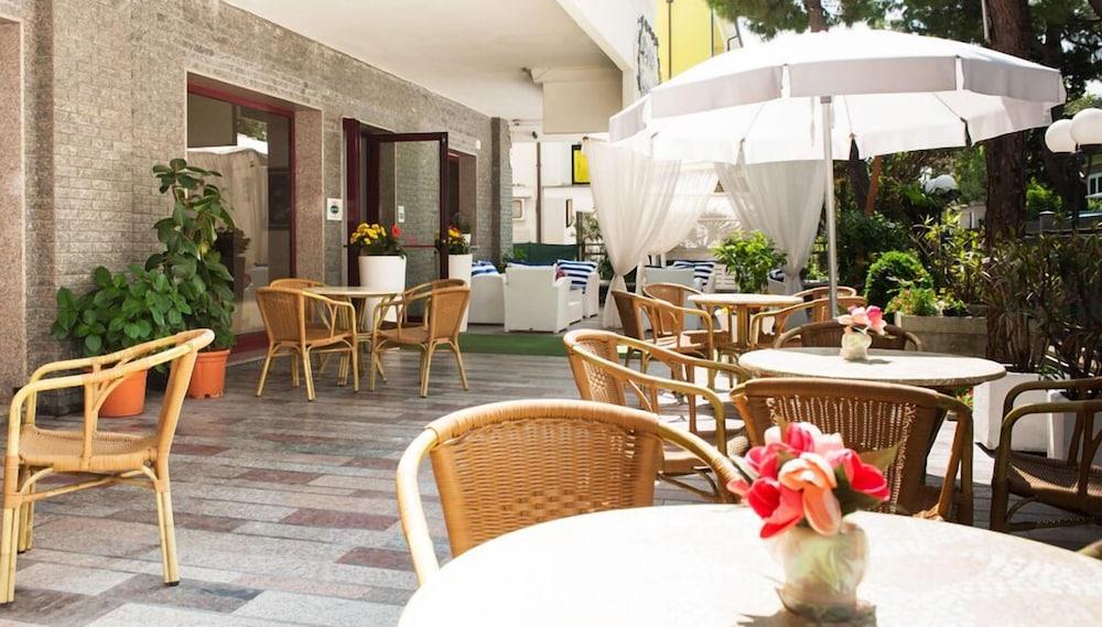 Hotel Capinera Ріміні Екстер'єр фото